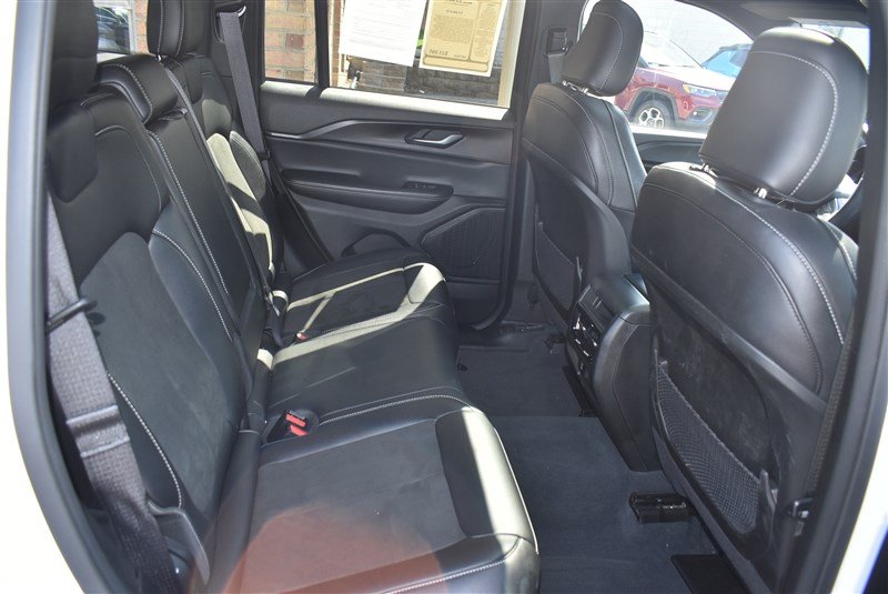 Used 2023 Jeep Grand Cherokee Altitude AWD/4WD image 32