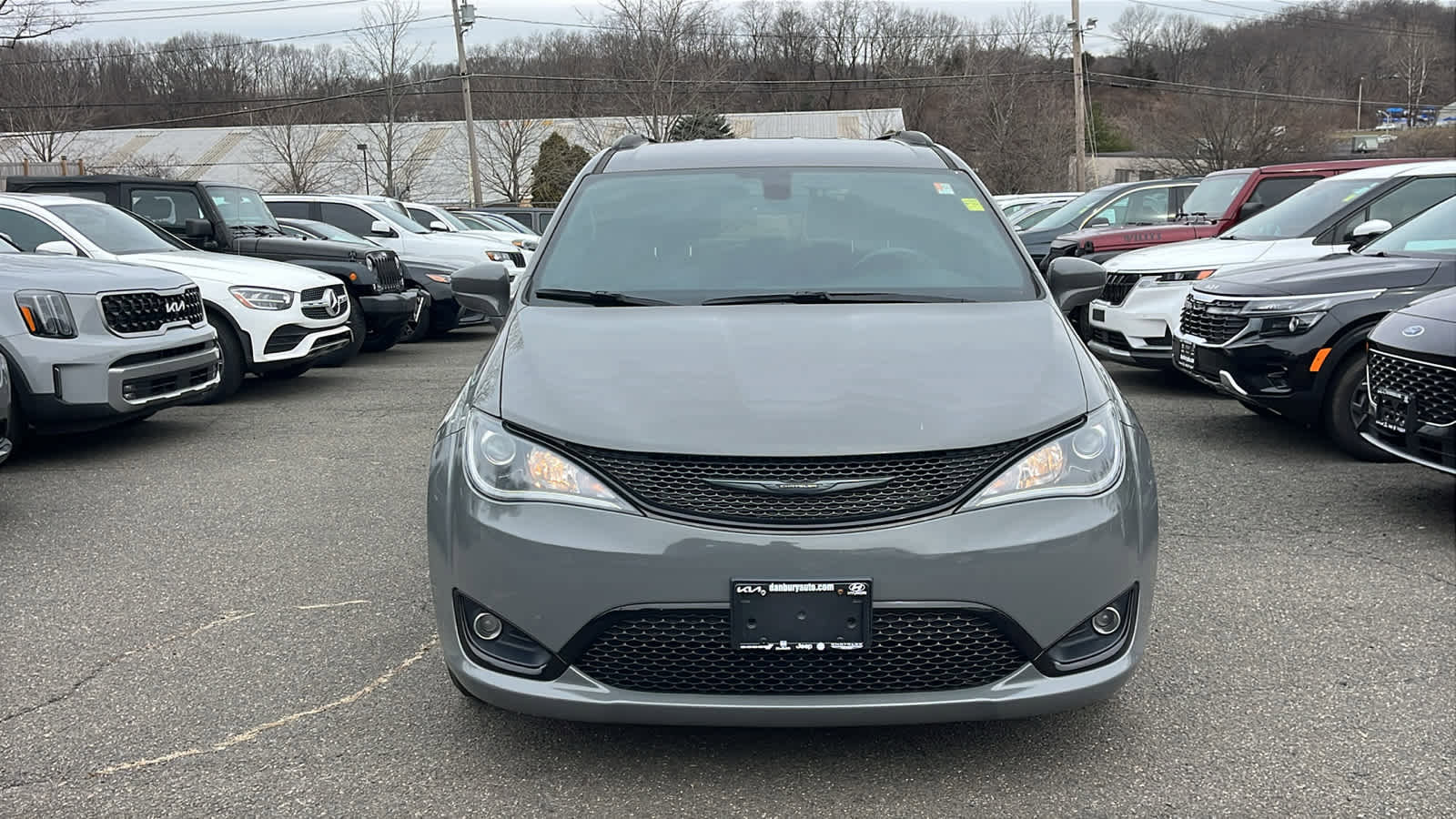 Used 2020 Chrysler Pacifica Touring-L w/ S Appearance Package image 2