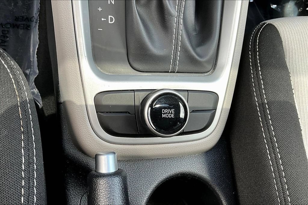 Used 2025 Hyundai Venue SEL FWD image 17