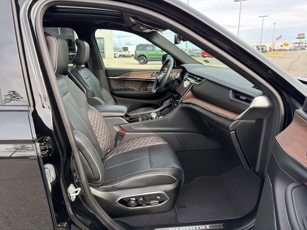 Used 2025 Jeep Grand Cherokee Summit image 22