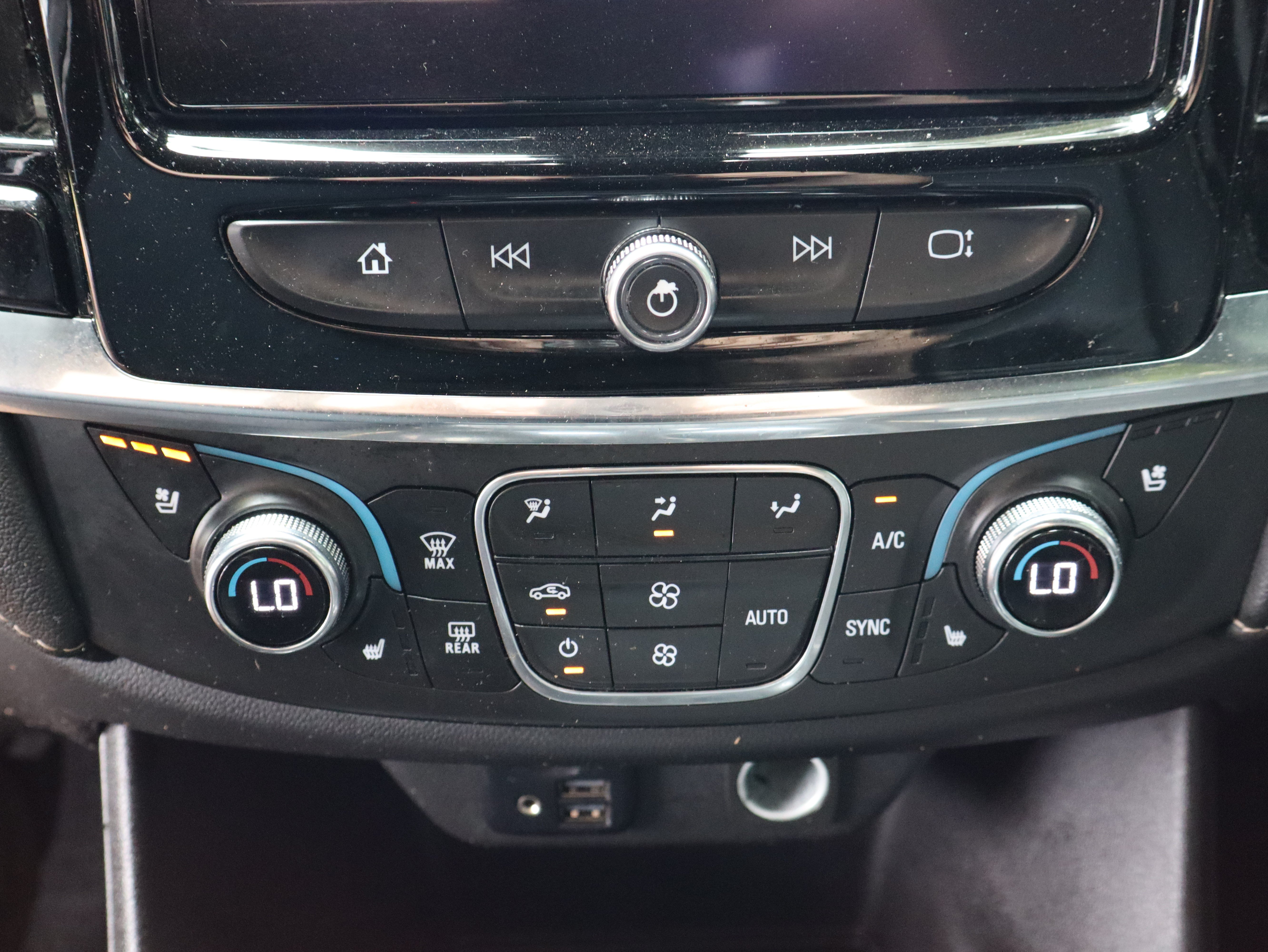 Used 2023 Chevrolet Traverse Premier FWD image 36