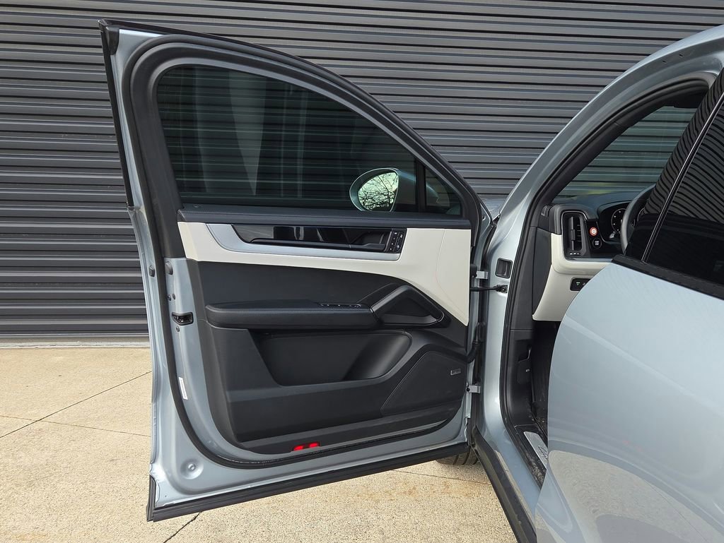 Certified 2025 Porsche Cayenne E-Hybrid Coupe image 6