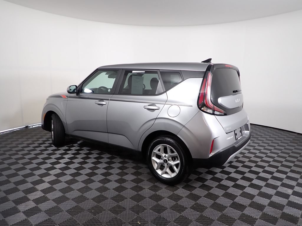 Used 2025 Kia Soul LX w/ LX Technology Package FWD image 8