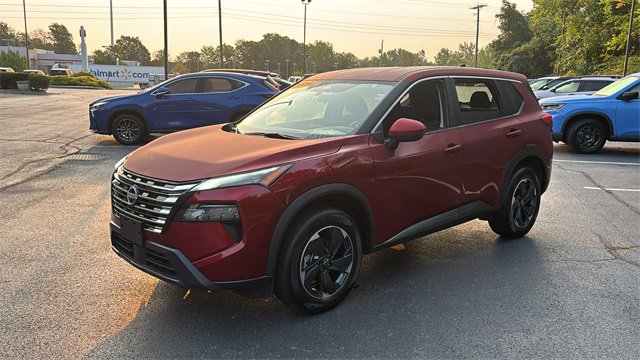 Used 2024 Nissan Rogue SV image 2