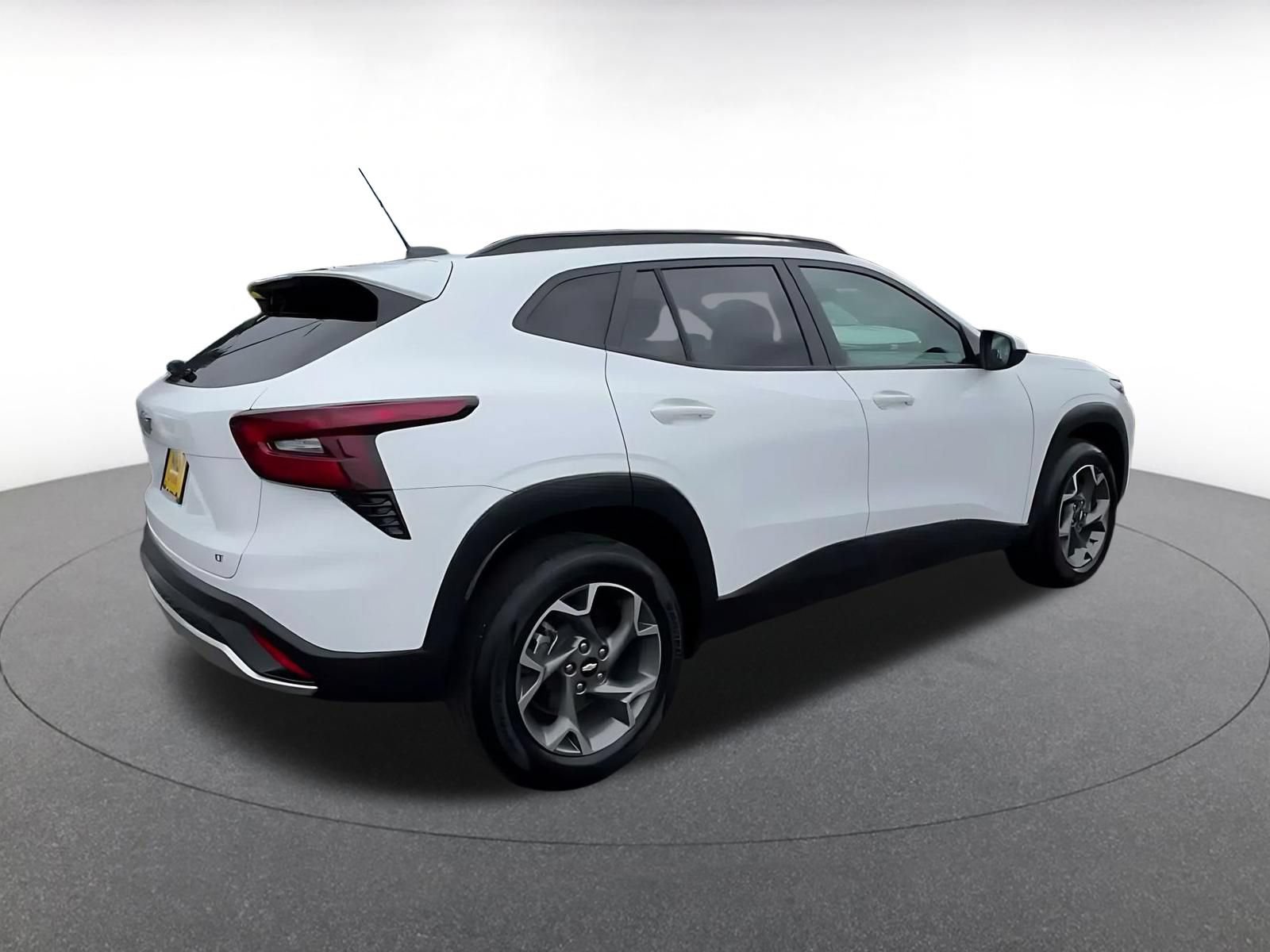 Used 2025 Chevrolet Trax LT FWD image 13