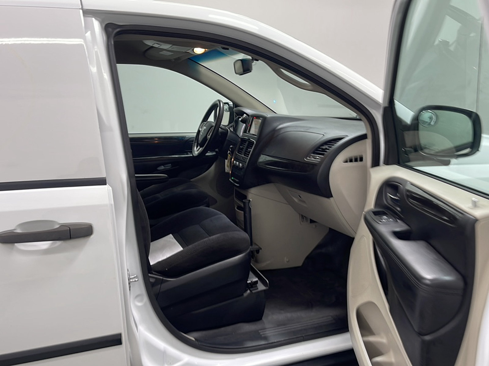 Used 2014 RAM C/V Tradesman w/ UConnect Hands-Free Group FWD image 19