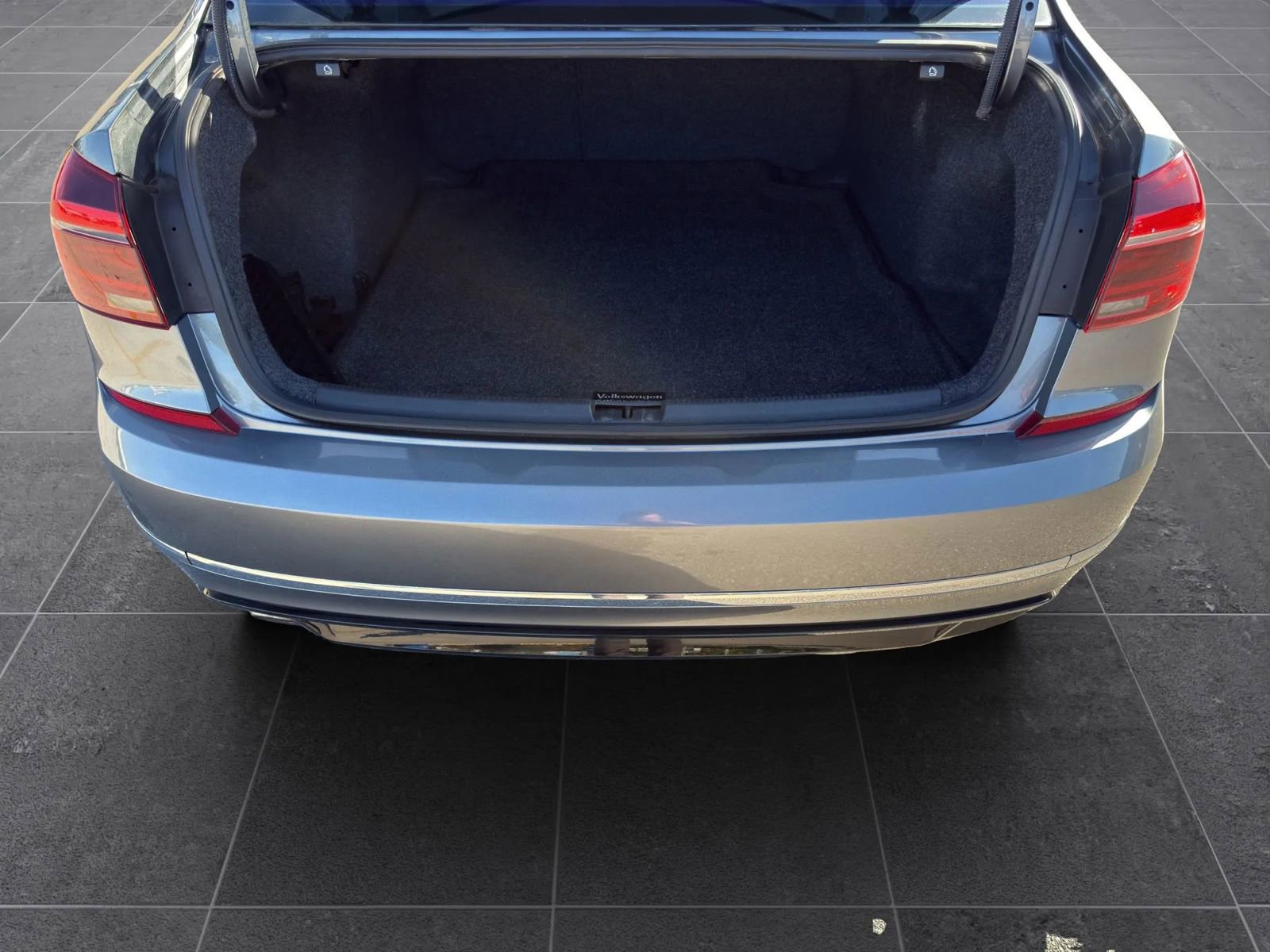 Used 2017 Volkswagen Passat 1.8T R-Line w/ R-Line Lighting Package image 28