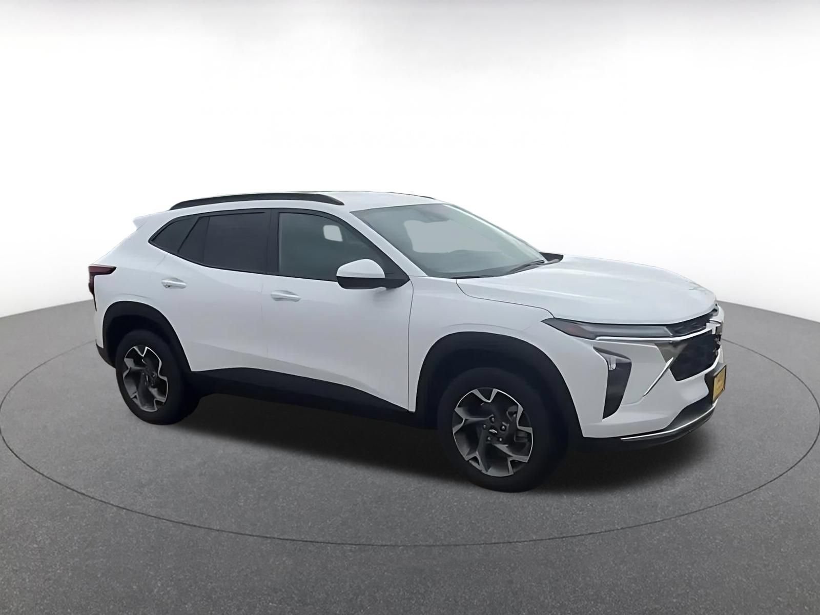 Used 2025 Chevrolet Trax LT FWD image 2