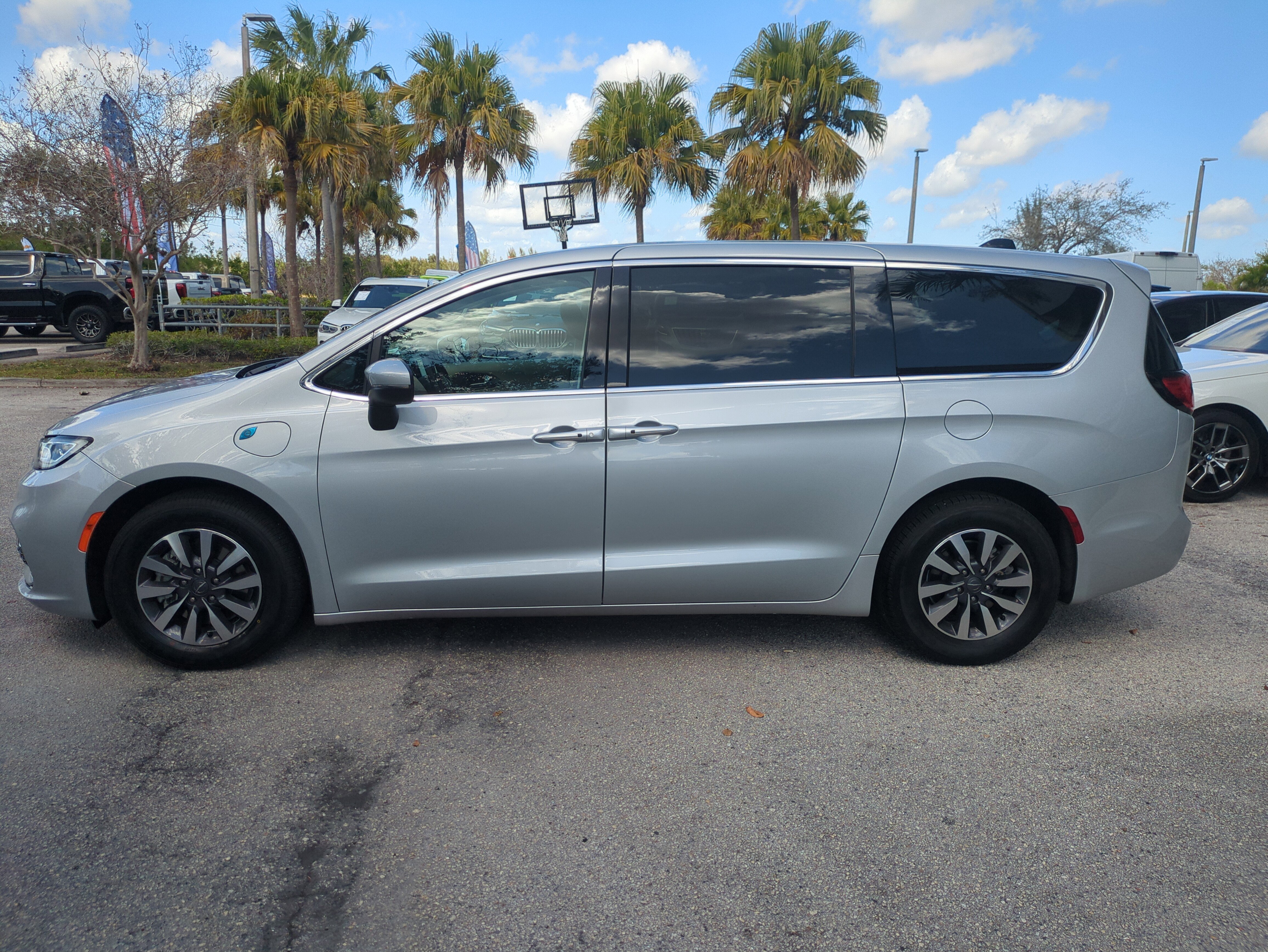Certified 2023 Chrysler Pacifica Touring-L image 8