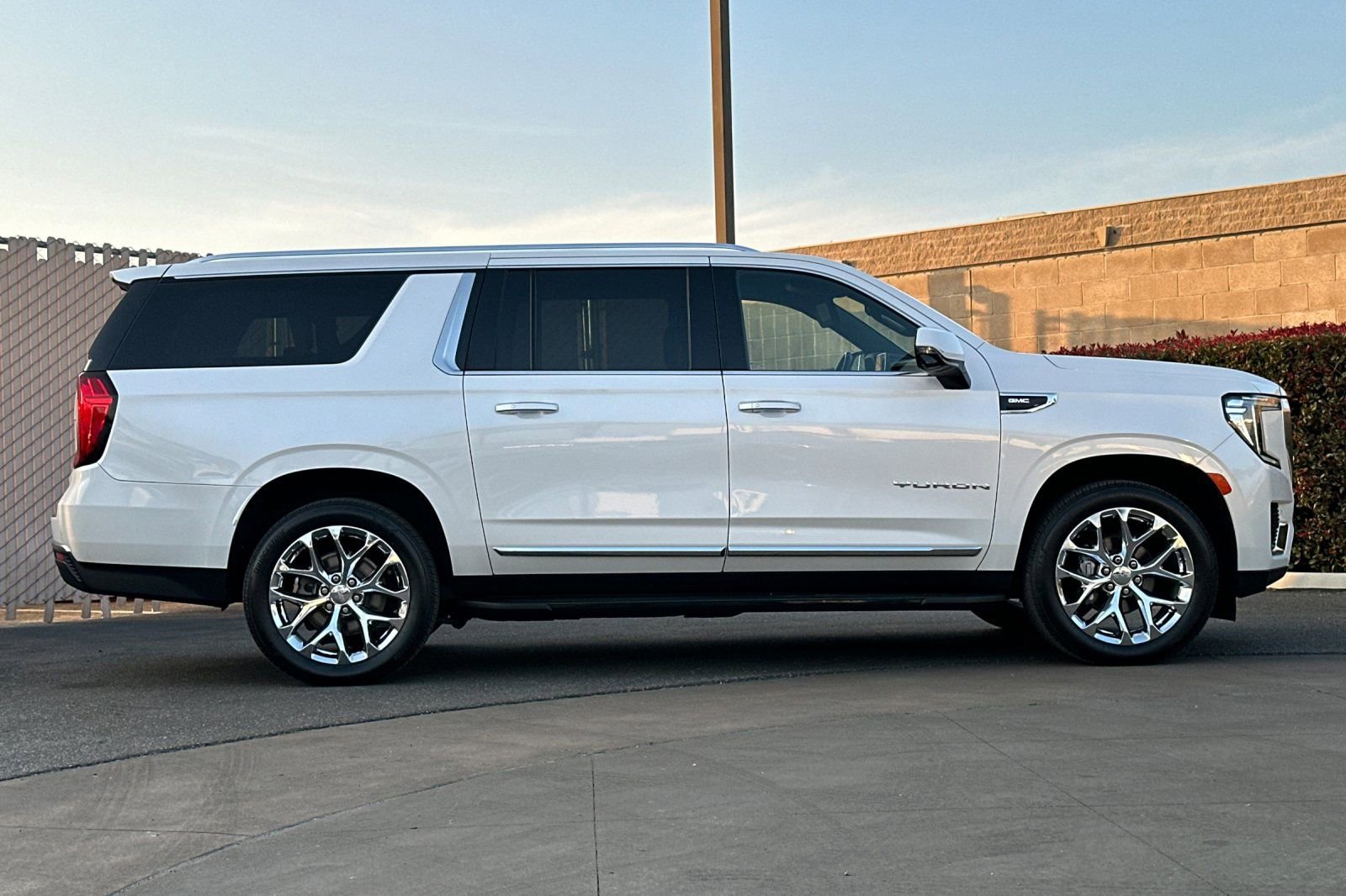 Used 2021 GMC Yukon XL SLT w/ SLT Luxury Package image 3