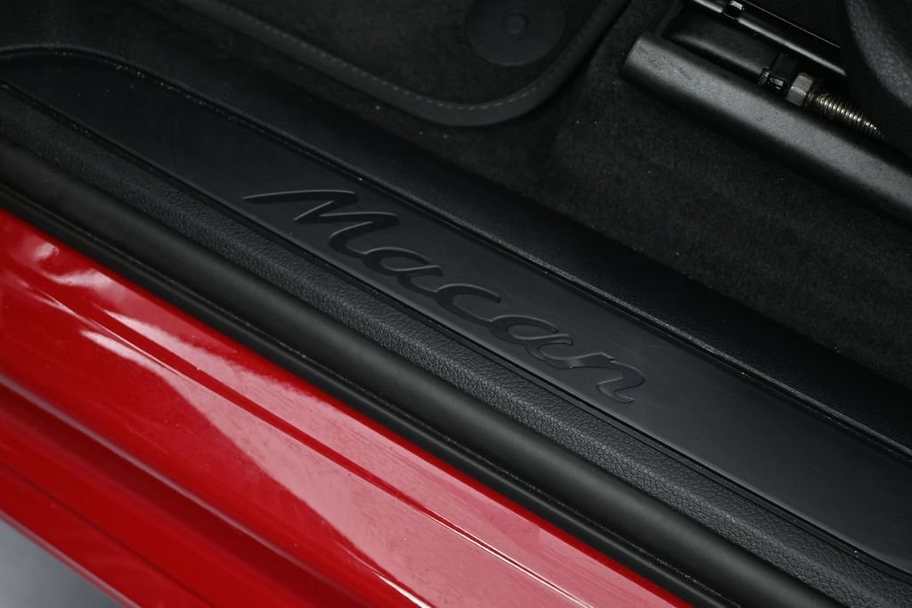 Certified 2024 Porsche Macan AWD/4WD image 29