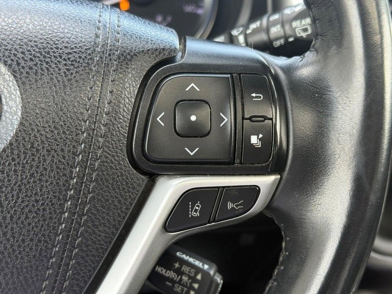 Used 2019 Toyota Highlander SE image 17