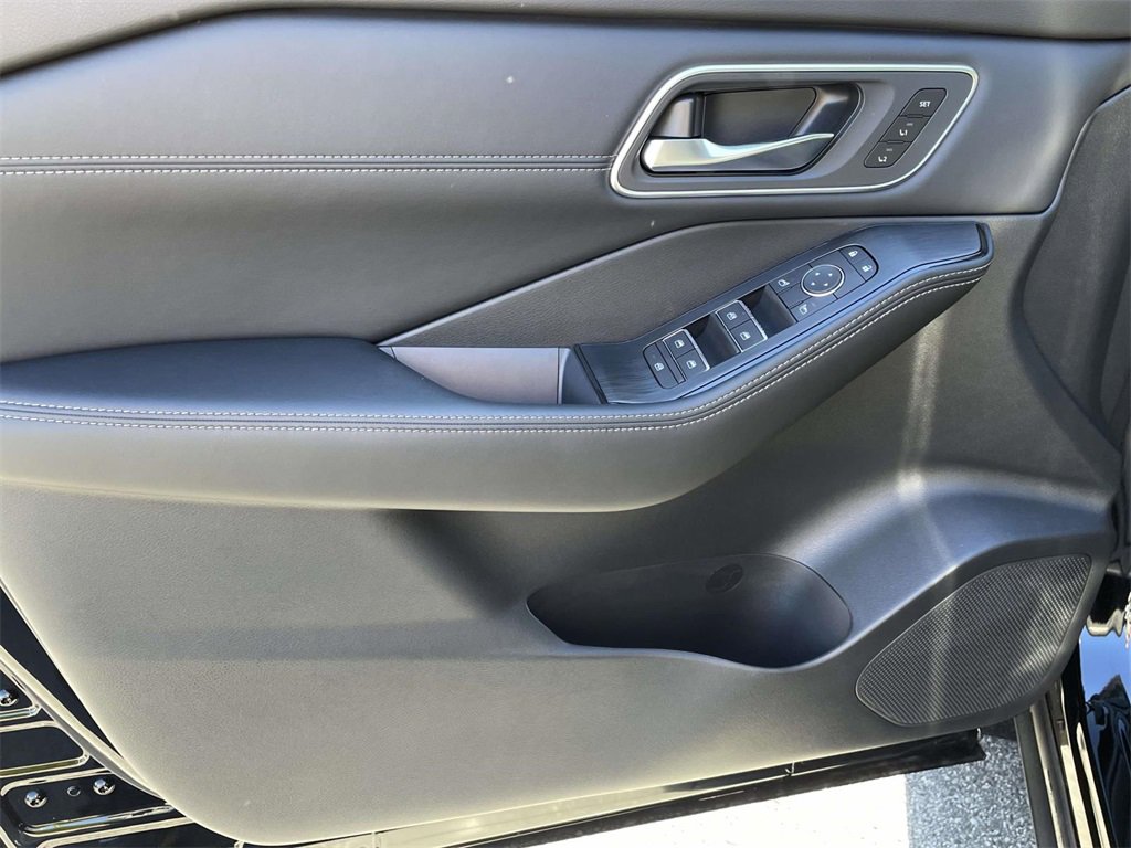 New 2026 Nissan Rogue Platinum image 11