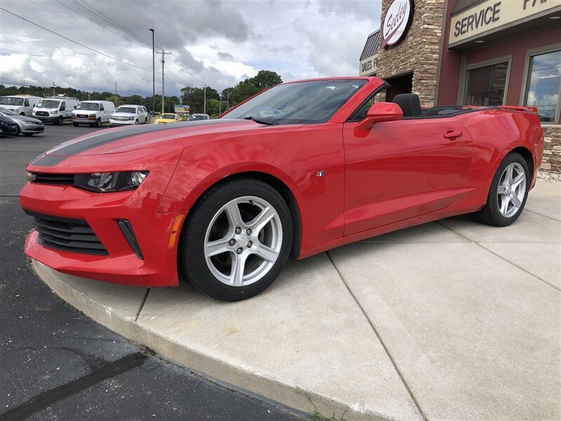 Used 2018 Chevrolet Camaro LT RWD image 27