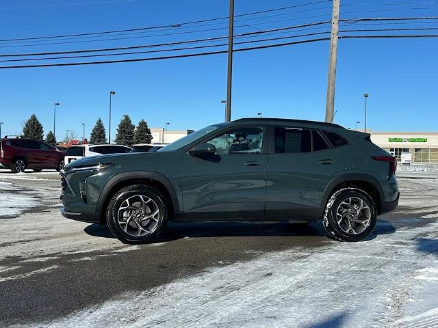 Used 2025 Chevrolet Trax LT w/ Sunroof Package image 3
