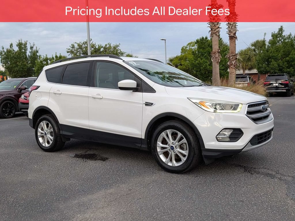 Used 2017 Ford Escape SE w/ Equipment Group 201A FWD image 2