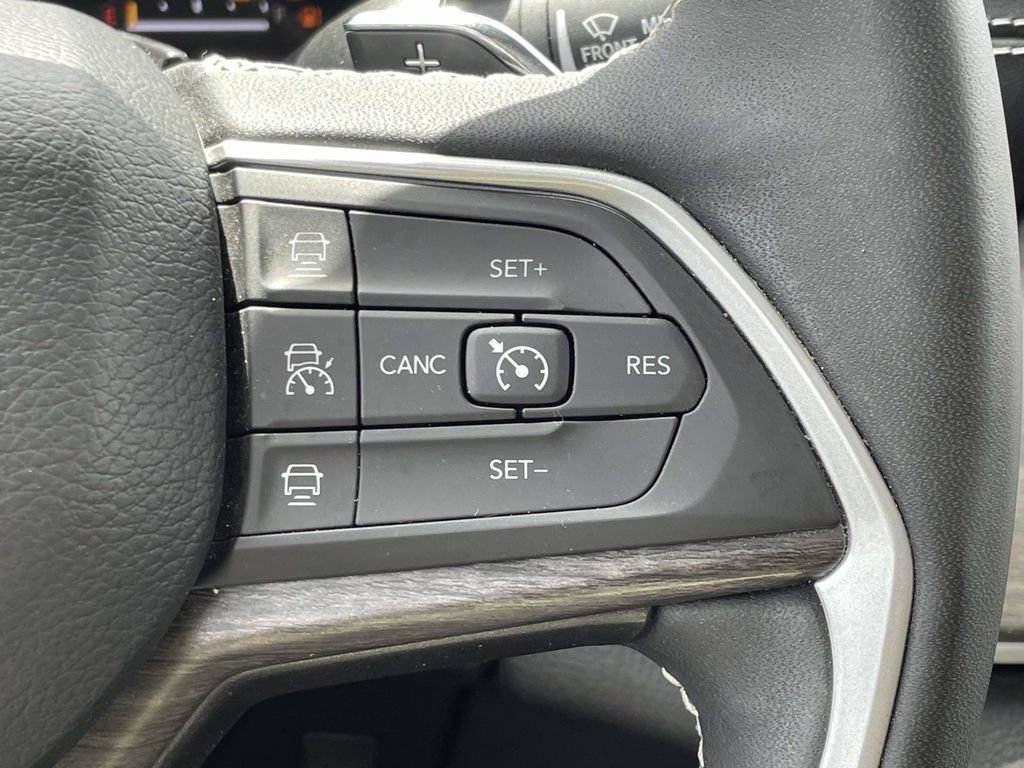 Used 2023 Jeep Grand Cherokee L Limited AWD/4WD image 36