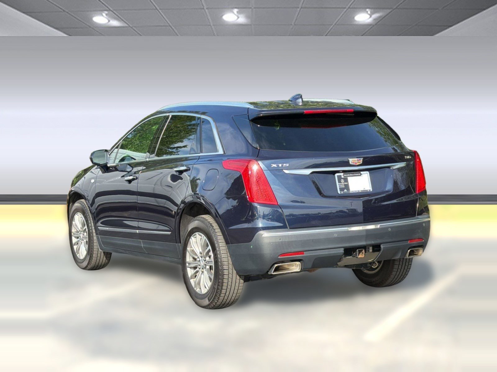 Used 2017 Cadillac XT5 Luxury w/ Driver Awareness Package FWD image 3