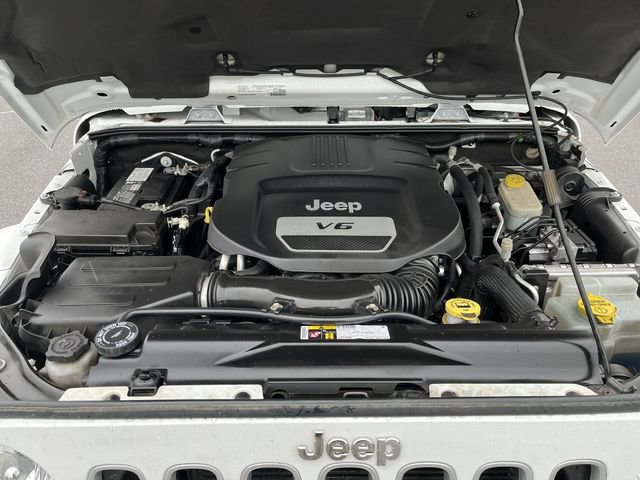 Used 2016 Jeep Wrangler Sahara w/ Connectivity Group AWD/4WD image 19