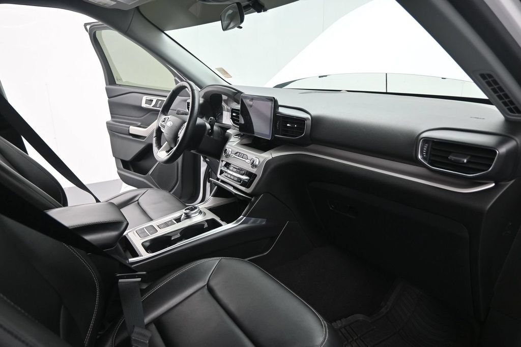 Used 2023 Ford Explorer XLT w/ Equipment Group 202A RWD image 20