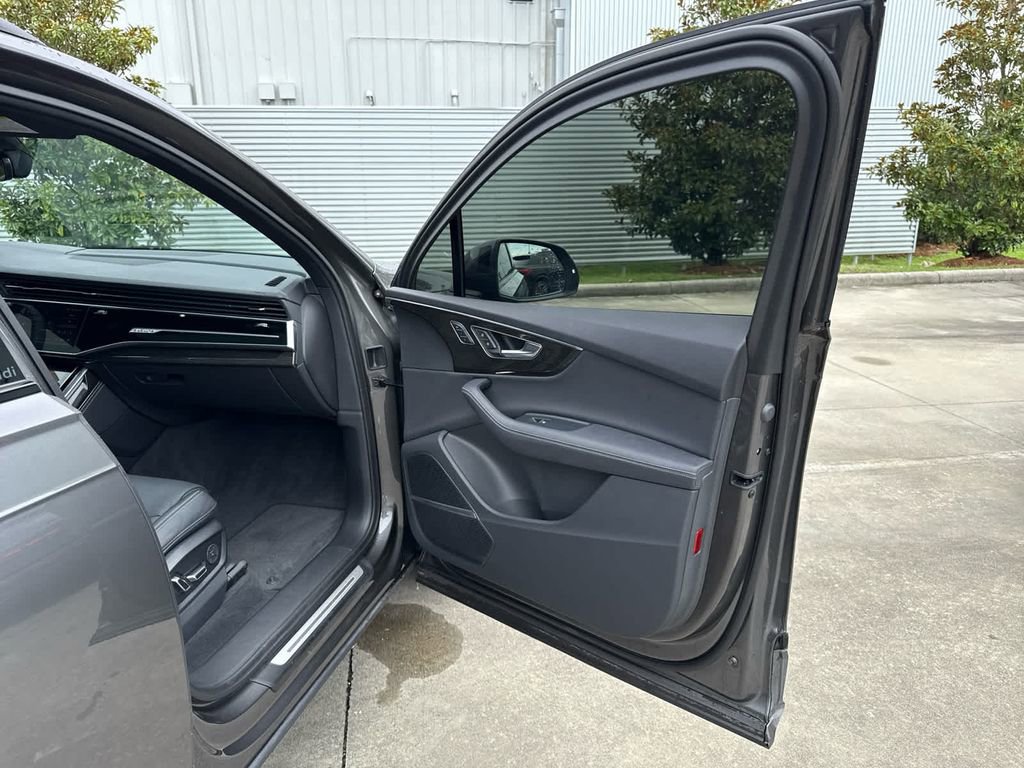 Used 2025 Audi Q7 3.0T Prestige image 13