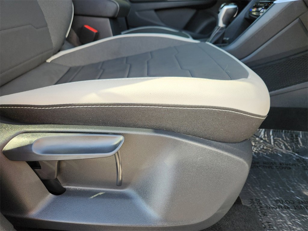 Used 2025 Volkswagen Taos SE image 18