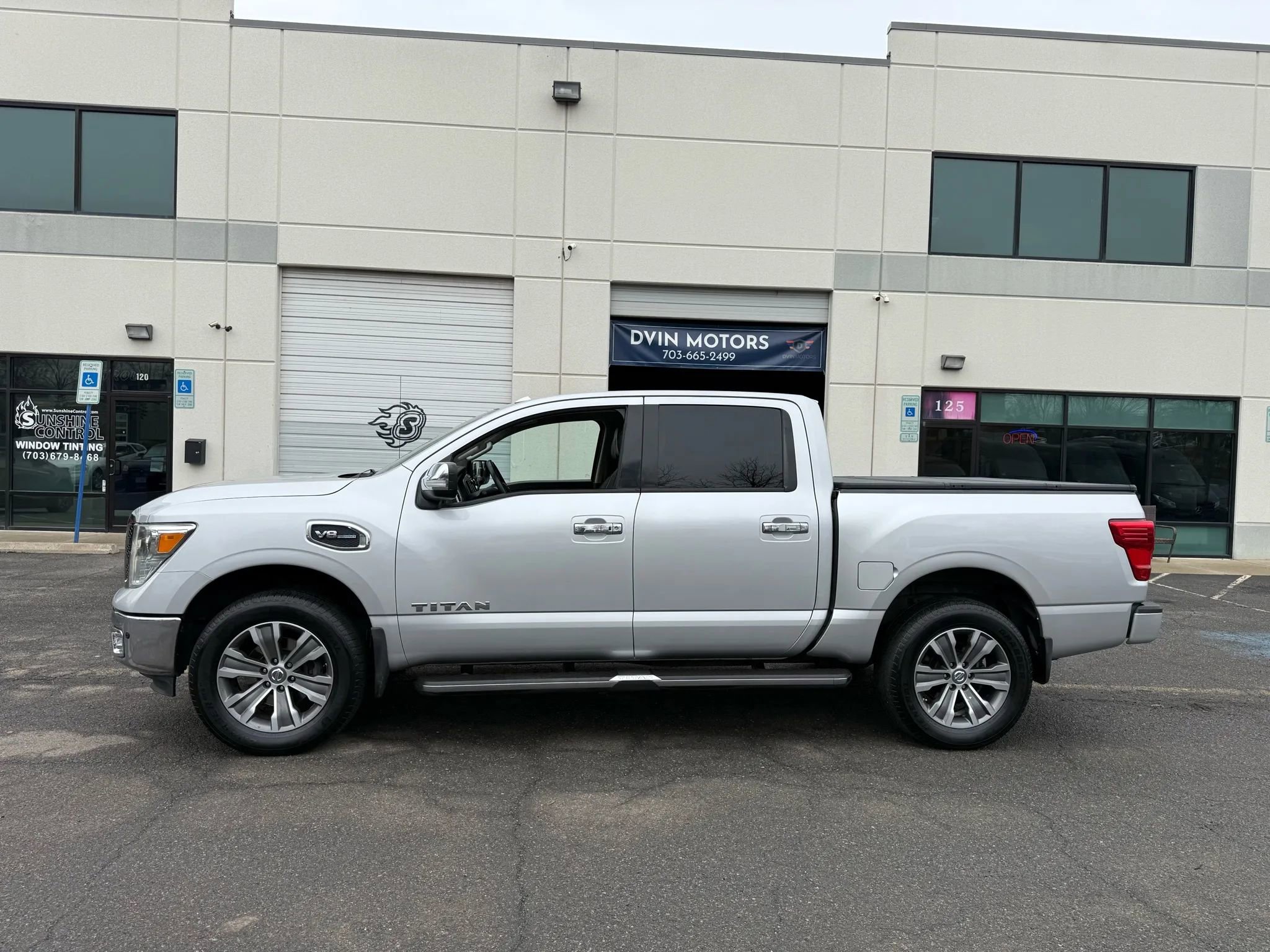 Used 2017 Nissan Titan SL image 7