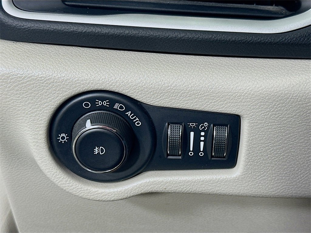 Used 2022 Chrysler Pacifica Touring-L image 23