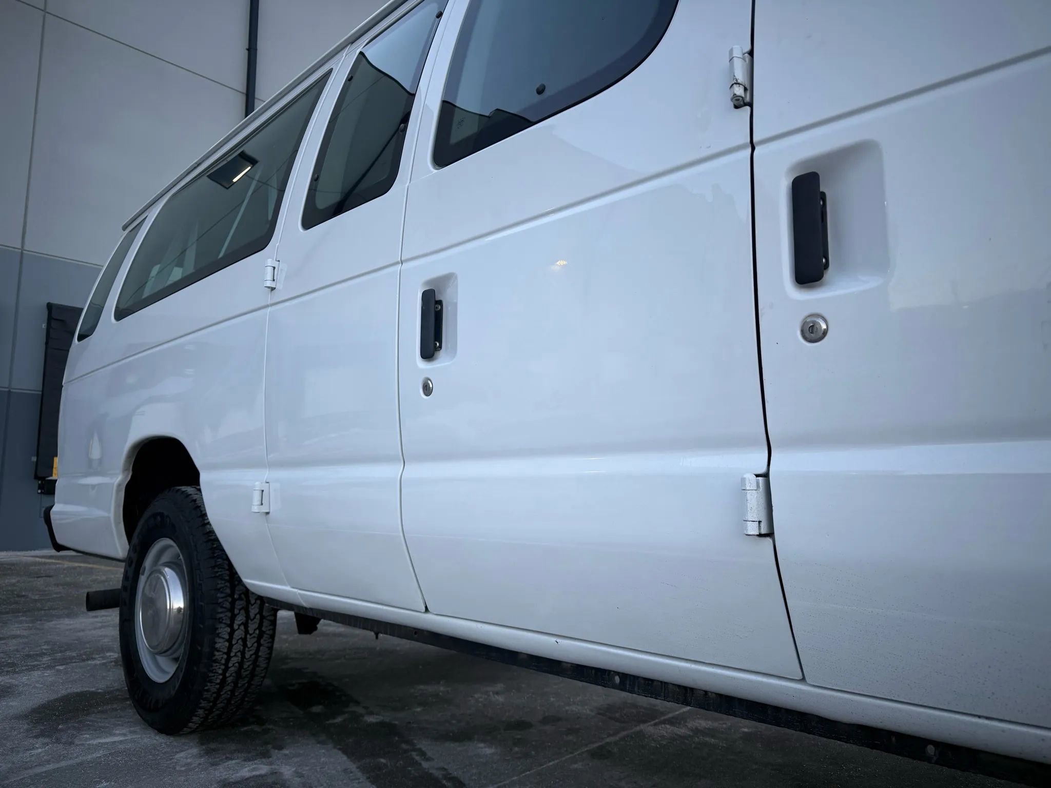Used 2003 Ford E-350 and Econoline 350 XLT image 16