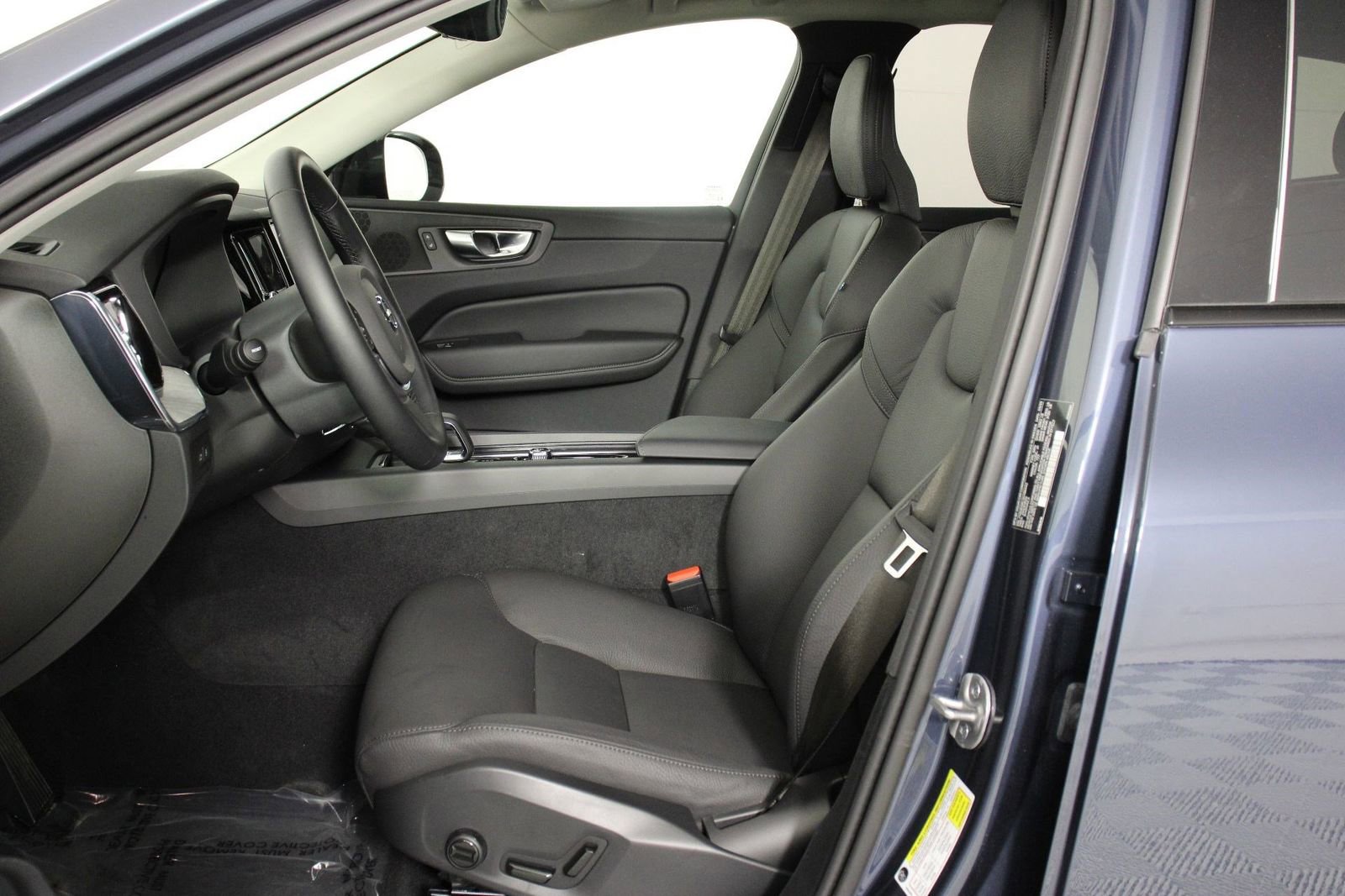 Certified 2025 Volvo XC60 T8 Plus w/ Protection Package Premier image 31