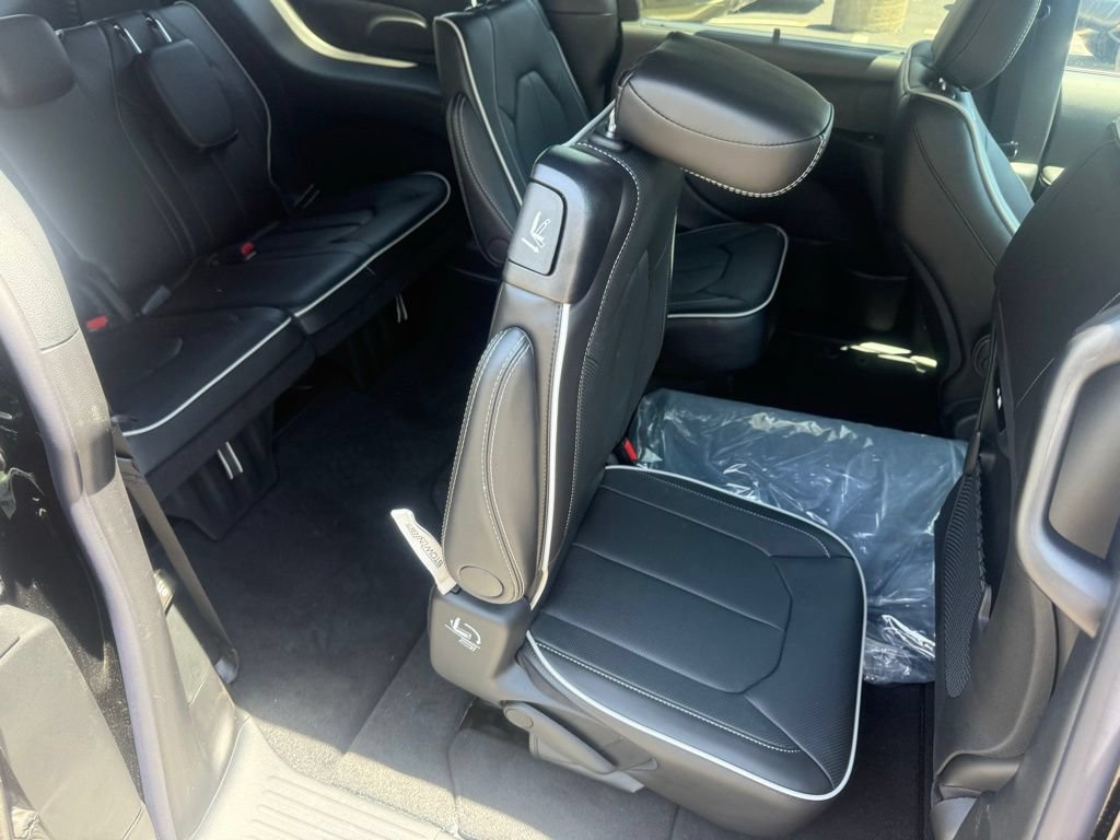 New 2027 Chrysler Pacifica Limited w/ Family Tech Group FWD image 56