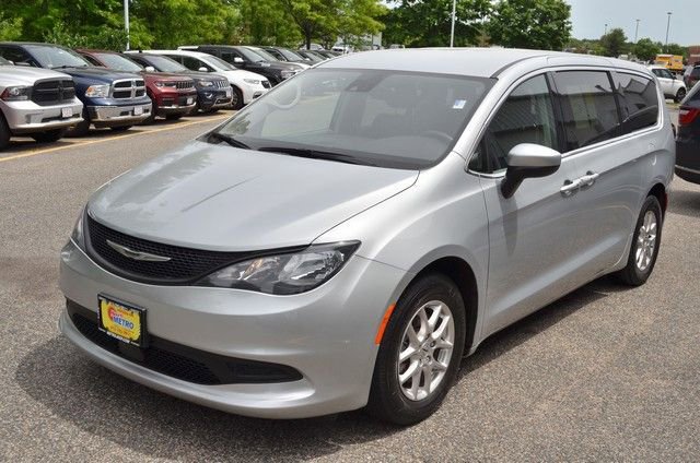 Used 2023 Chrysler Voyager LX FWD image 4