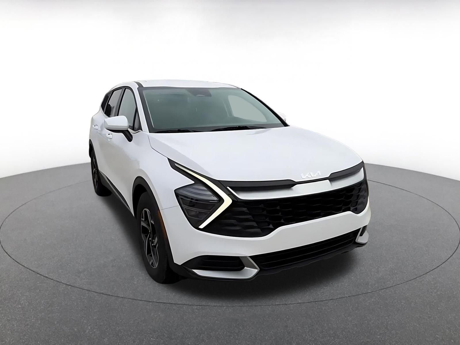 Used 2025 Kia Sportage LX image 3