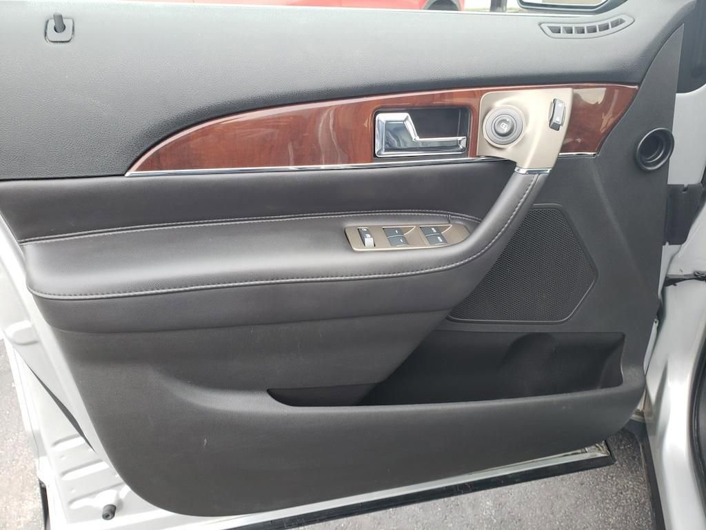 Used 2014 Lincoln MKX FWD w/ Walnut Swirl Wood Package image 18