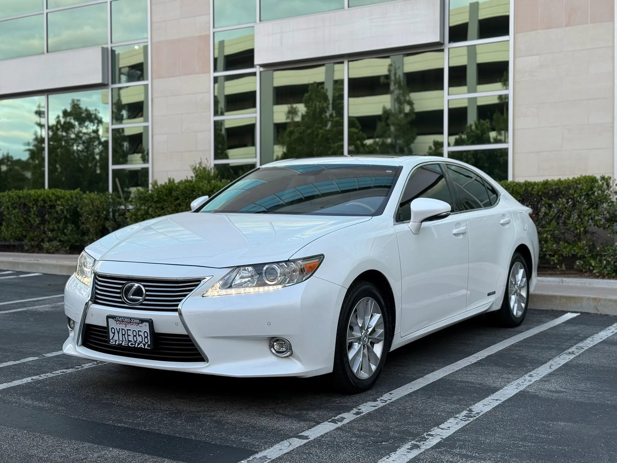 Used 2015 Lexus ES 300h w/ Navigation System Package FWD image 1