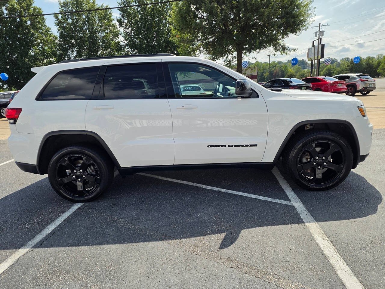 Used 2018 Jeep Grand Cherokee Laredo AWD/4WD image 7