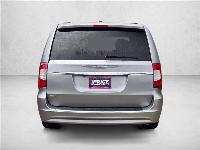 Used 2014 Chrysler Town & Country Touring FWD image 5