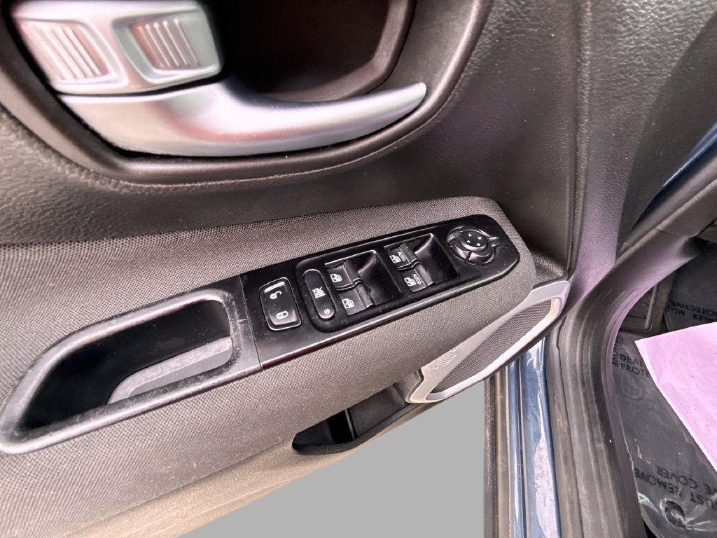 Used 2021 Jeep Renegade Latitude AWD/4WD image 14