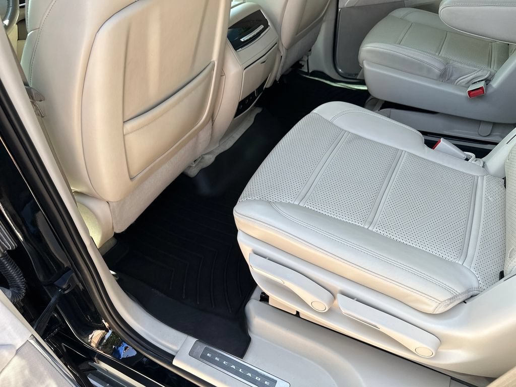 Used 2022 Cadillac Escalade Sport Platinum w/ Heavy-Duty Trailer Package AWD/4WD image 33