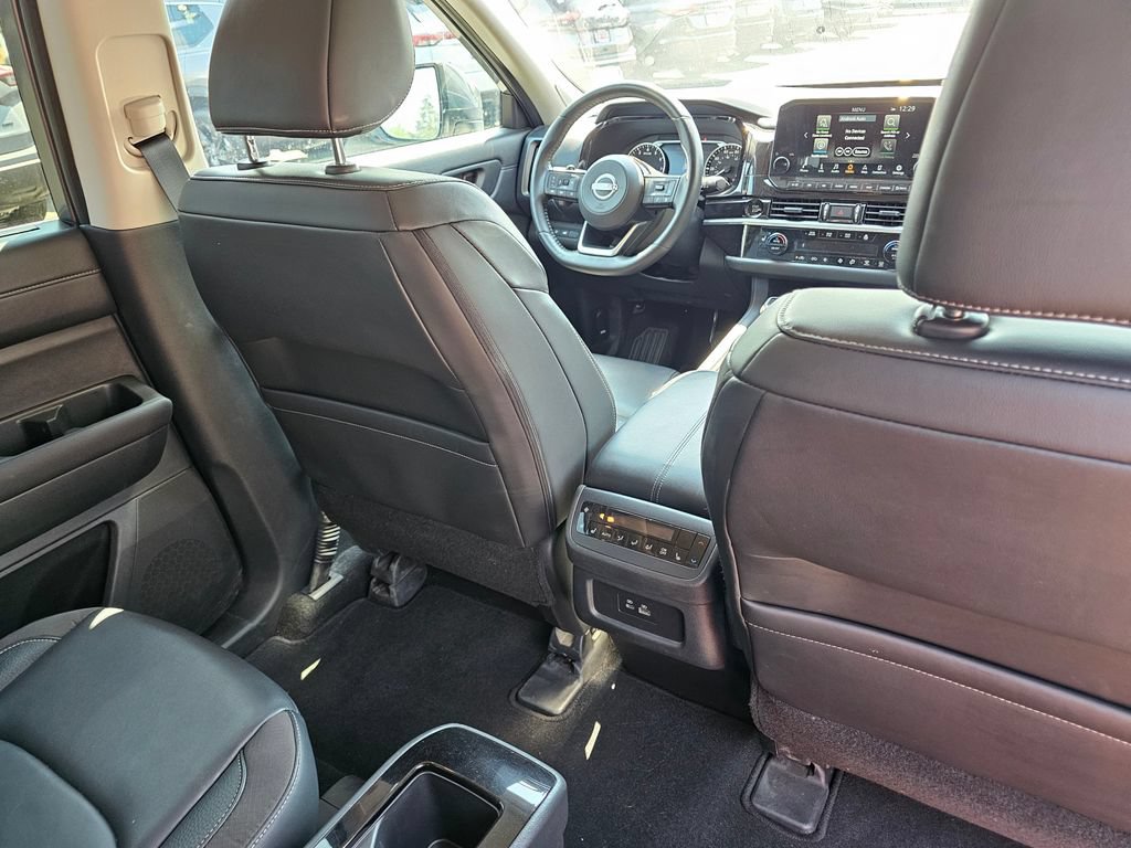 Used 2025 Nissan Pathfinder SL w/ SL Premium Package AWD/4WD image 16
