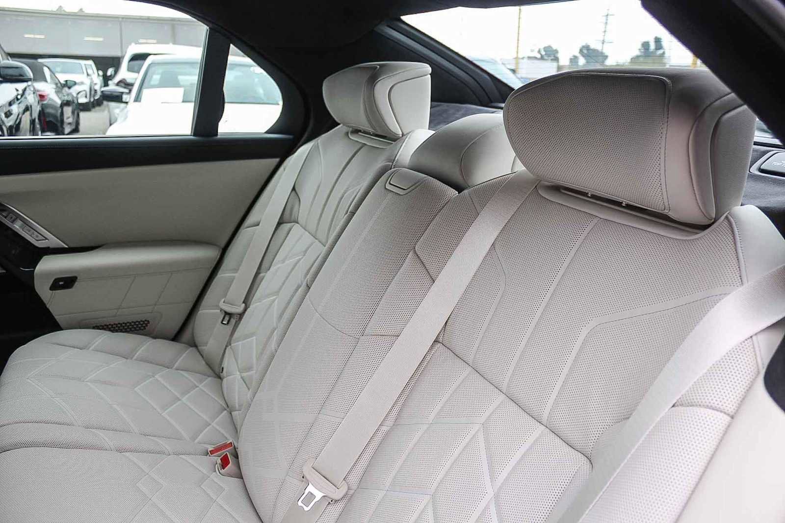 New 2026 BMW i7 xDrive60 w/ Executive Package image 28