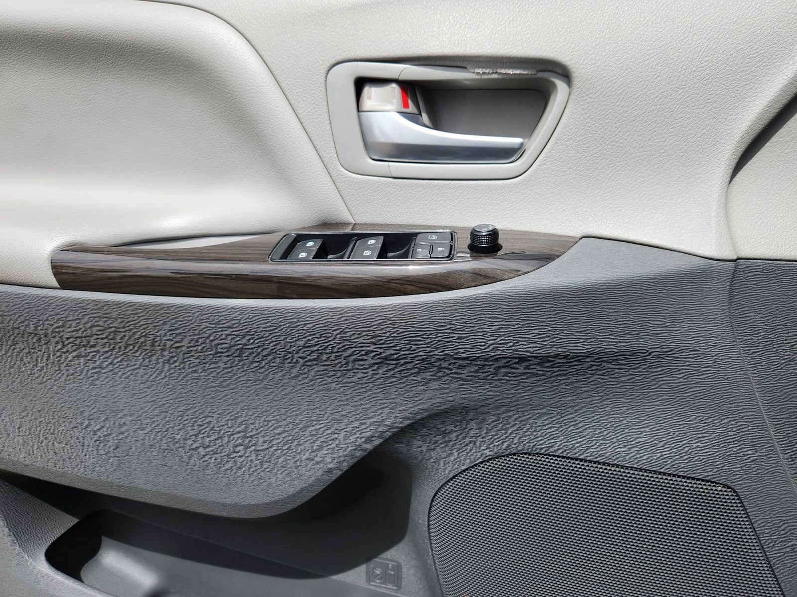 Used 2015 Toyota Sienna XLE FWD image 9