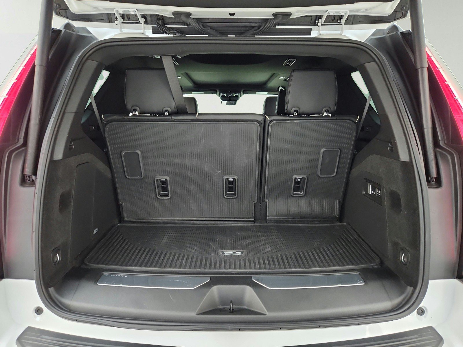 Used 2024 Cadillac Escalade Premium Luxury AWD/4WD image 33