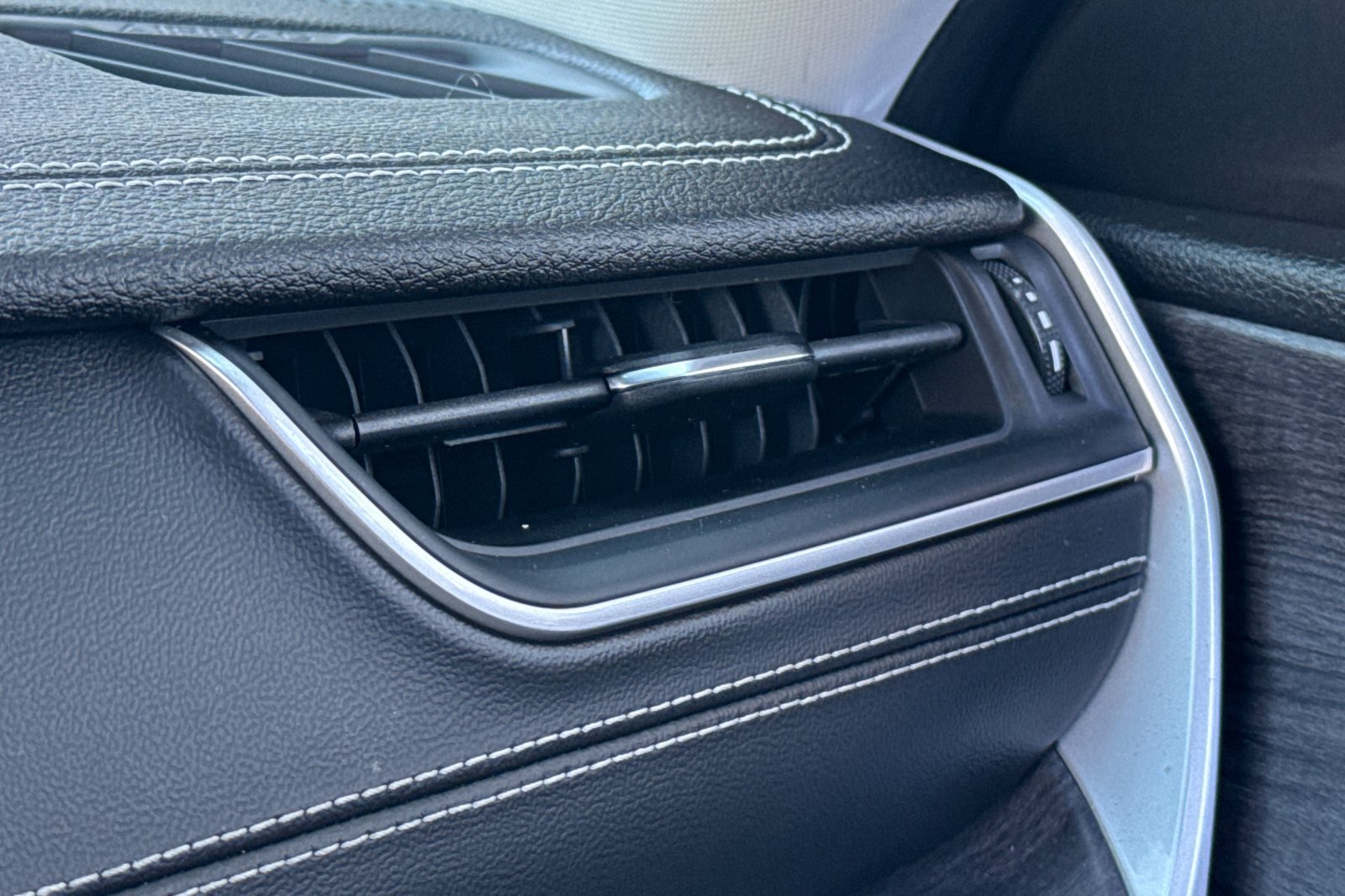 Used 2022 Jeep Grand Cherokee L Limited RWD image 29