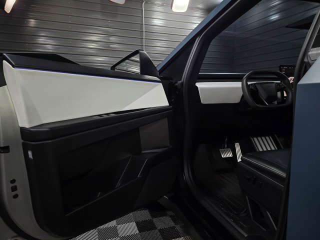 Used 2024 Tesla Cybertruck AWD Crew Cab image 34