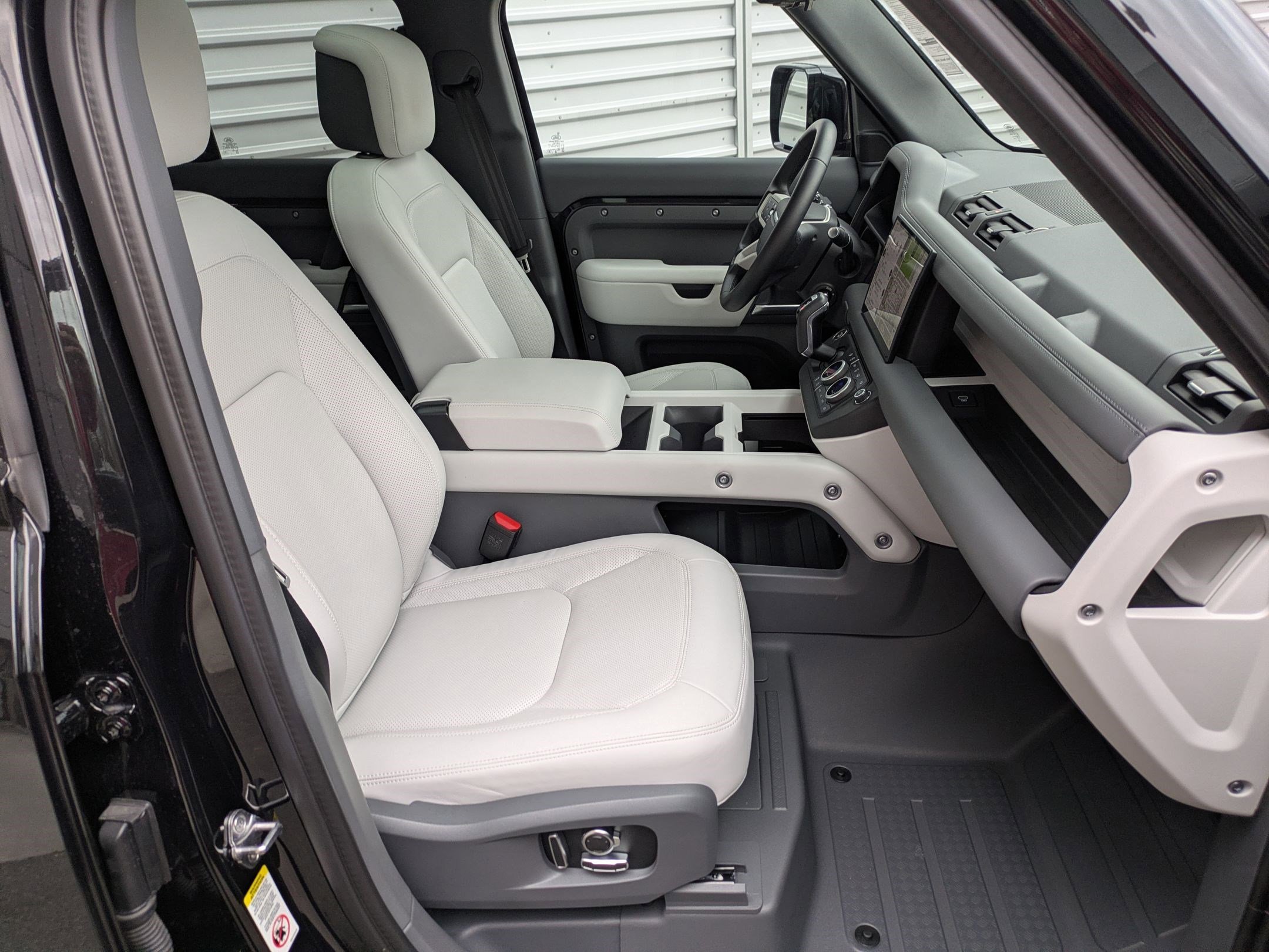 Used 2025 Land Rover Defender 130 S image 34