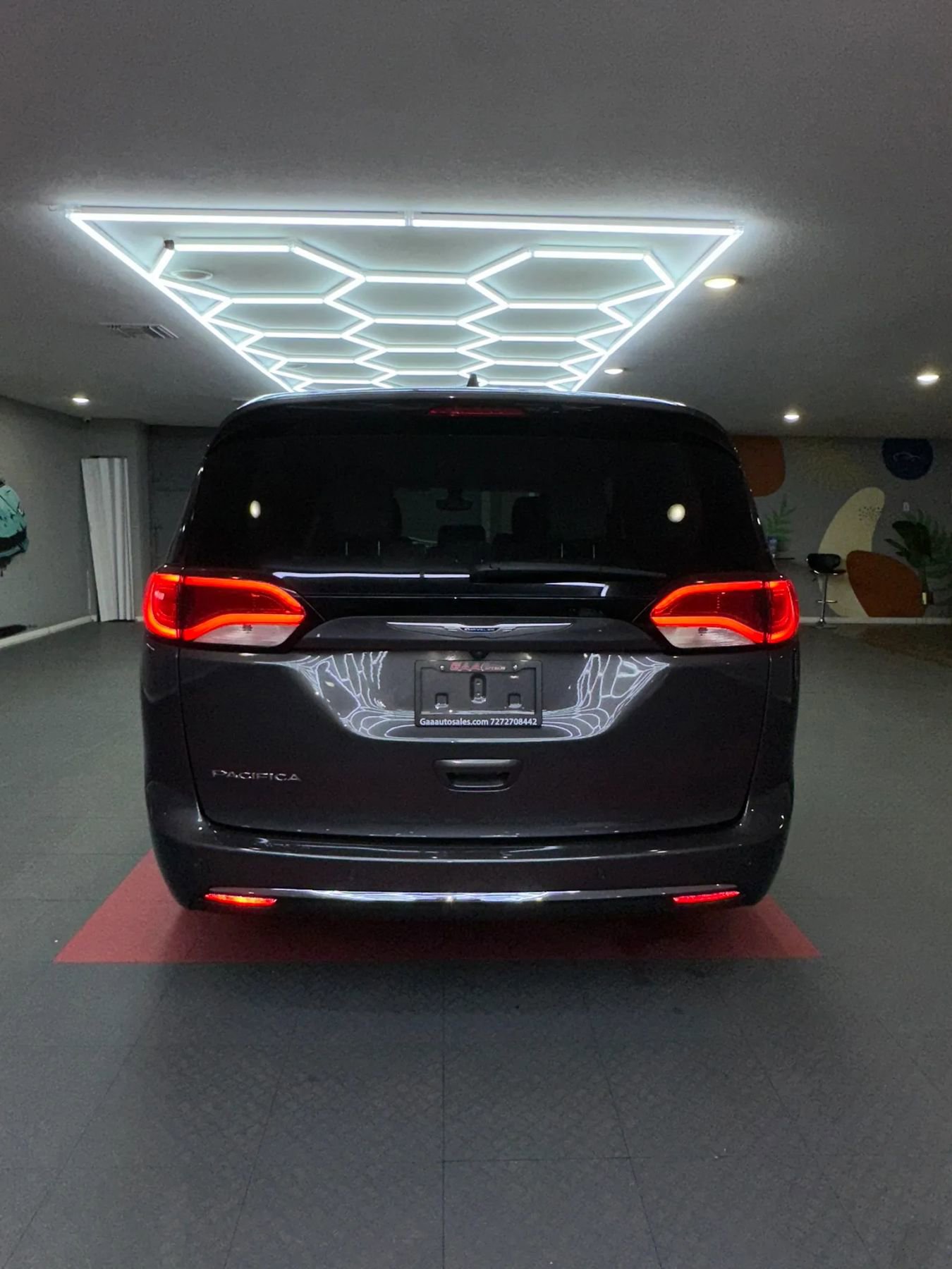 Used 2017 Chrysler Pacifica Touring-L FWD image 5