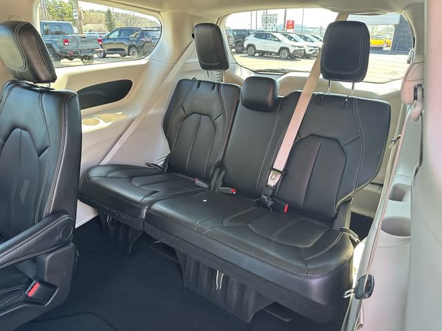 Used 2024 Chrysler Pacifica Touring-L FWD image 11