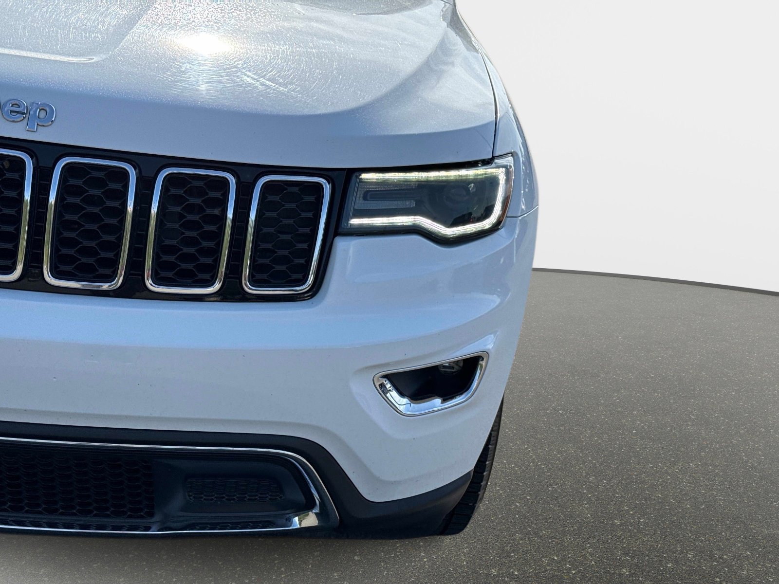 Used 2017 Jeep Grand Cherokee Limited w/ Luxury Group II RWD image 11