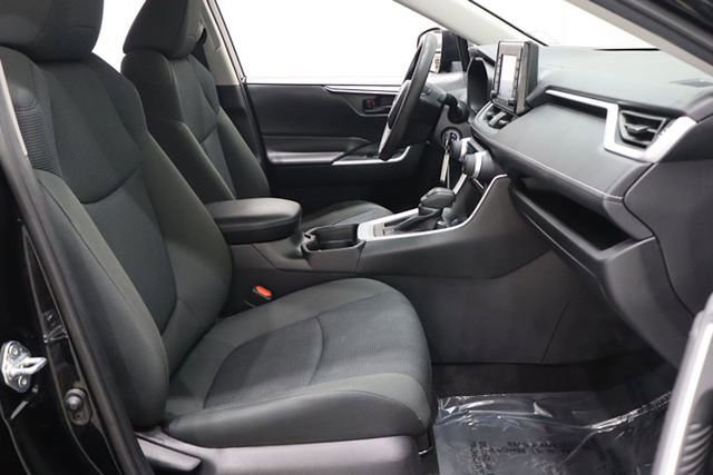 Used 2021 Toyota RAV4 LE image 12